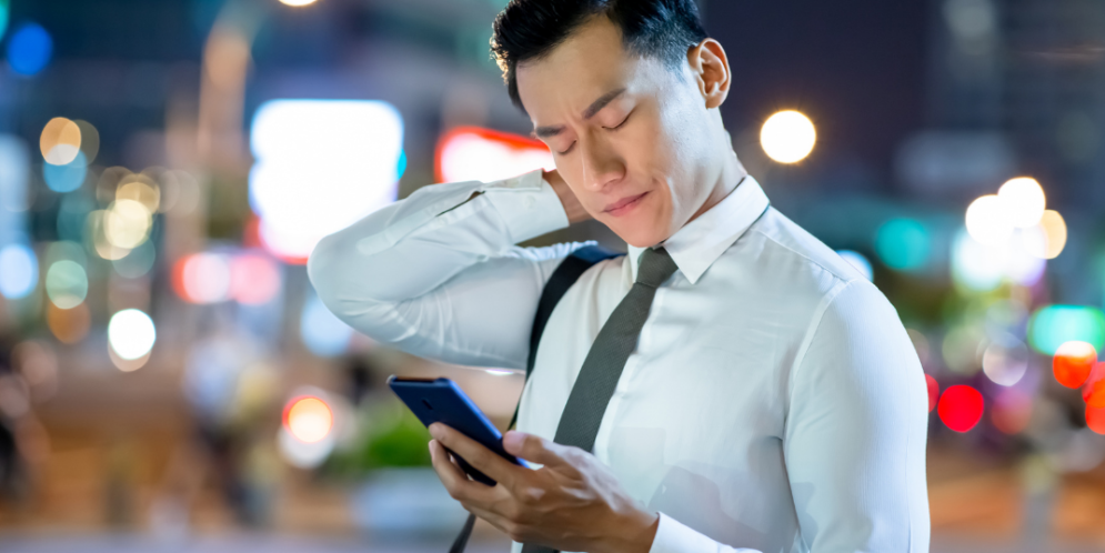 Passar muito tempo no celular pode afetar  a saúde do pescoço, ombros e punhos